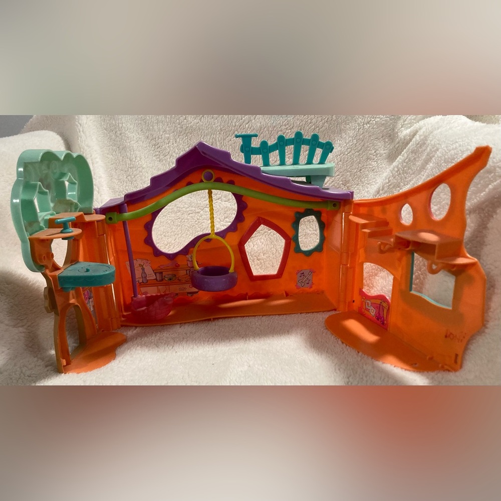 Littlest Pet Shop Colorful Playhouse - Picture 2 of 3